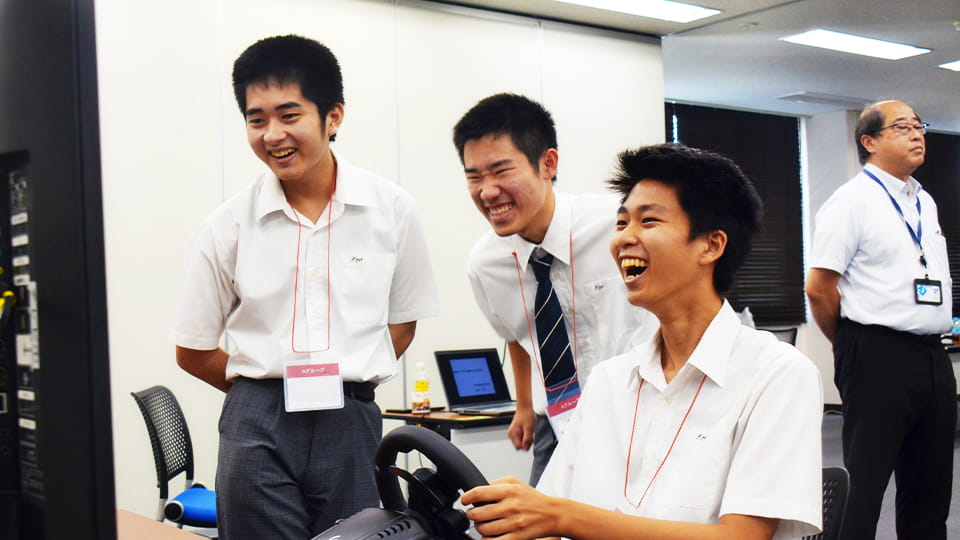 学生が復建調査設計をする様子2