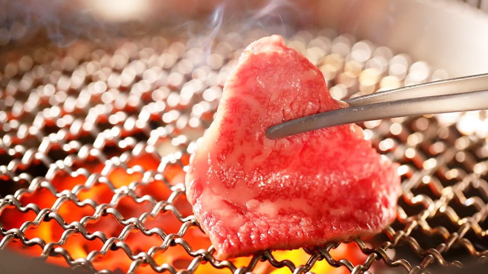 網で肉を焼く
