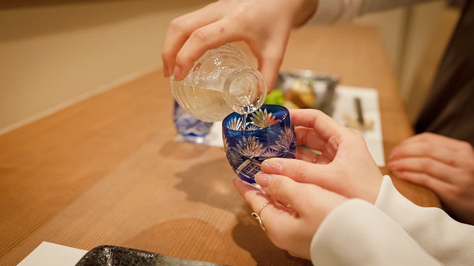 お猪口に日本酒を注ぐ