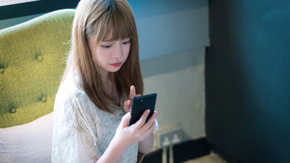 スマートフォンを見つめる女性