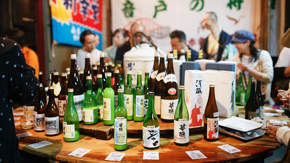 円卓に並べられたたくさんの日本酒