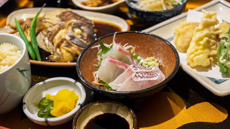 魚料理が並んだ食卓
