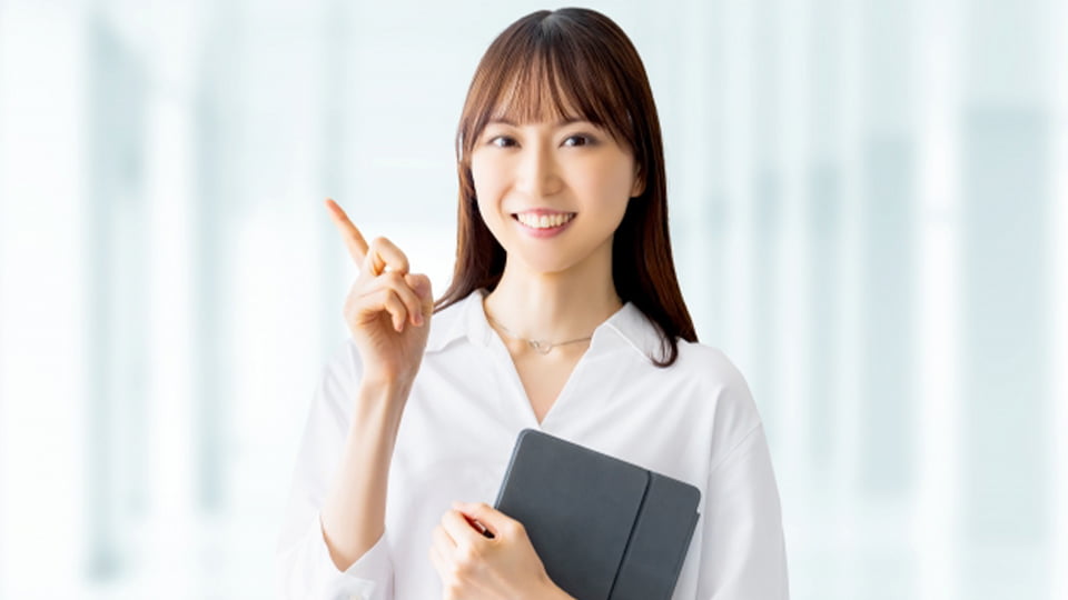 人差し指を立てる女性