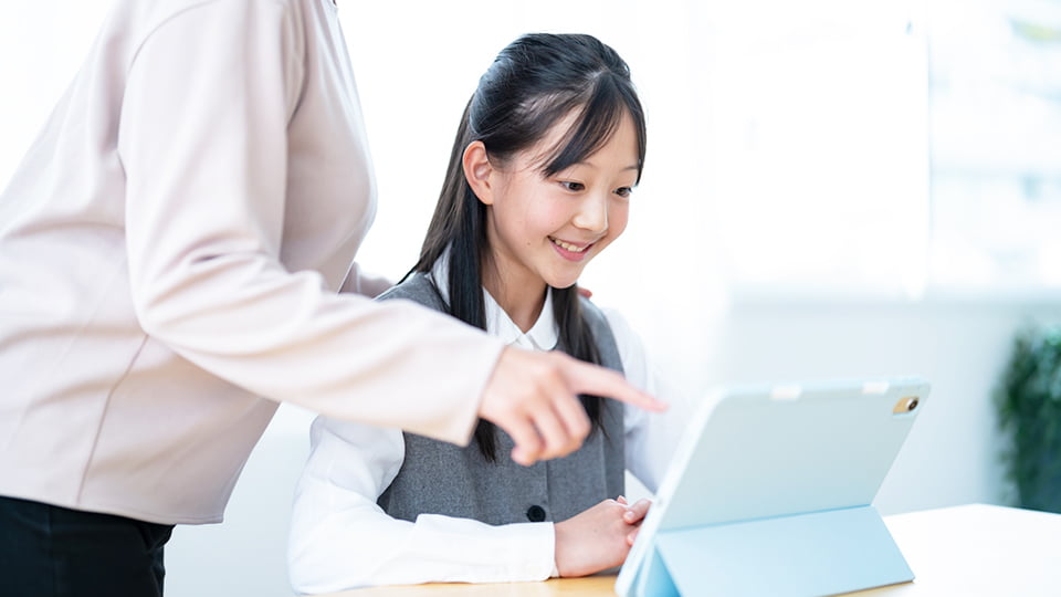 タブレットでメールを送る女の子