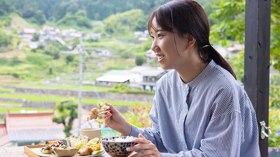ご飯を食べる女性