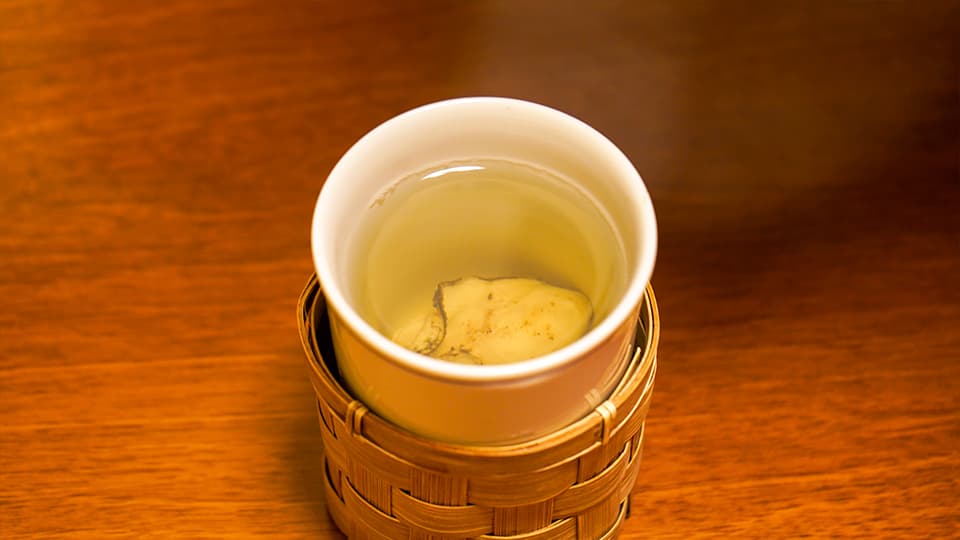 ぐいのみに入った牡蠣酒
