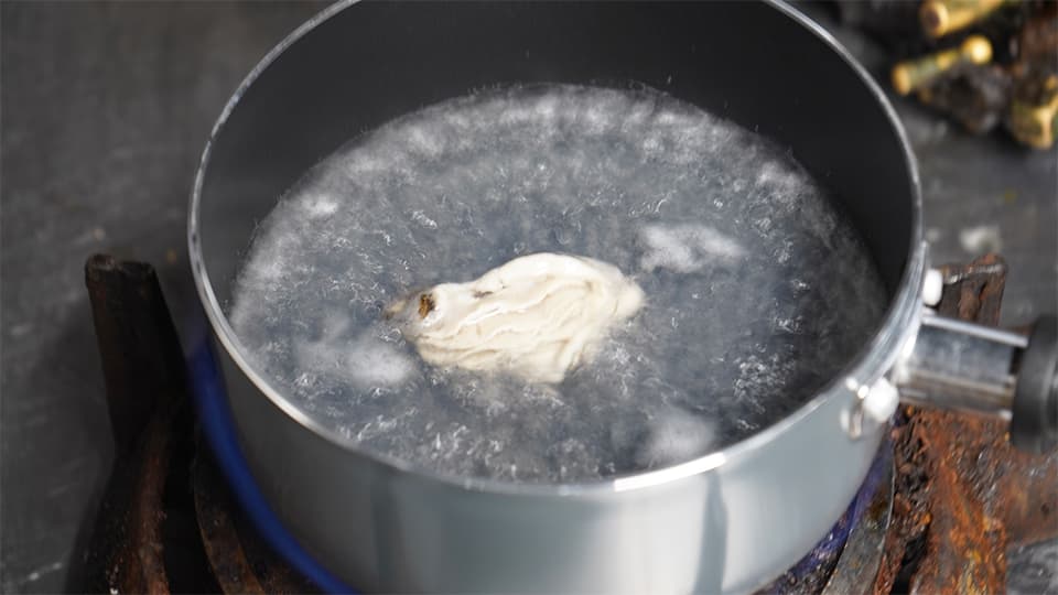 牡蠣を茹でる様子