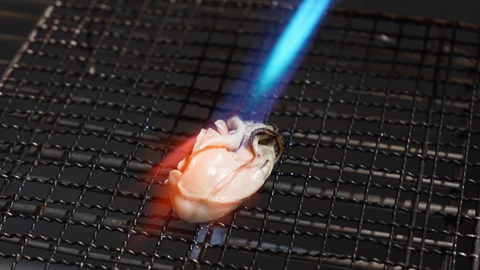牡蠣を炙る様子