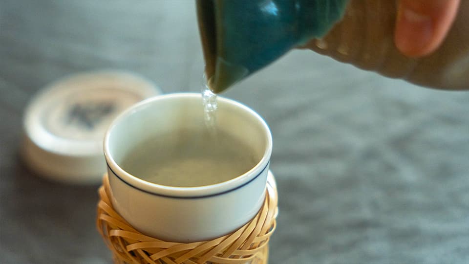 熱燗を注ぐ様子