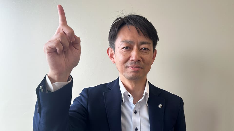 人差し指を立てる情報官