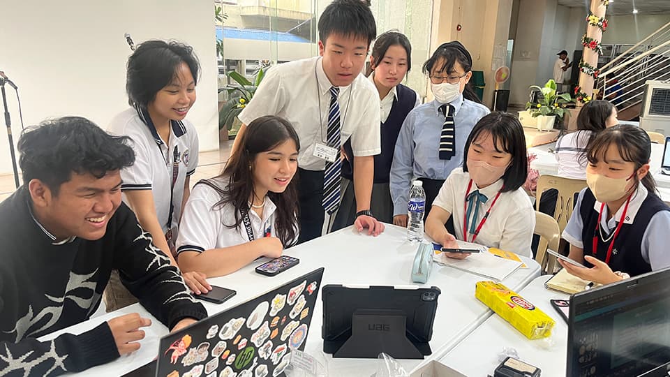 高校生、大学生が国際平和を学ぶ様子