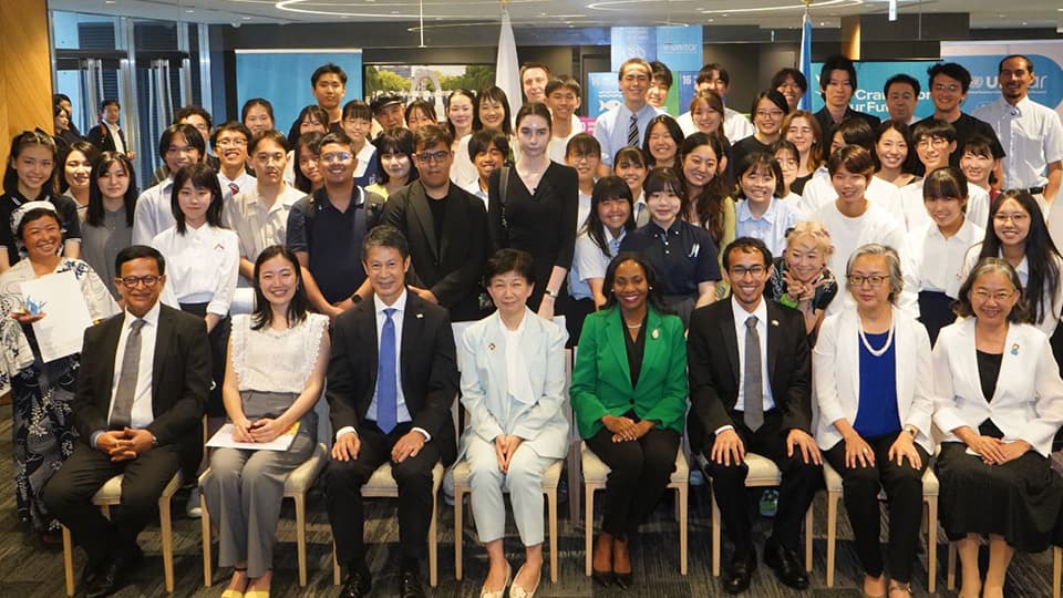 国連幹部や政治のリーダーたちと若者の集合写真