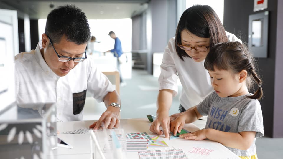 家族3人でおりづるを作る様子