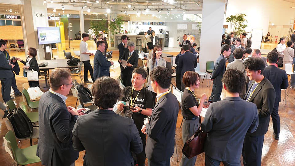 採択発表イベントで交流する人々