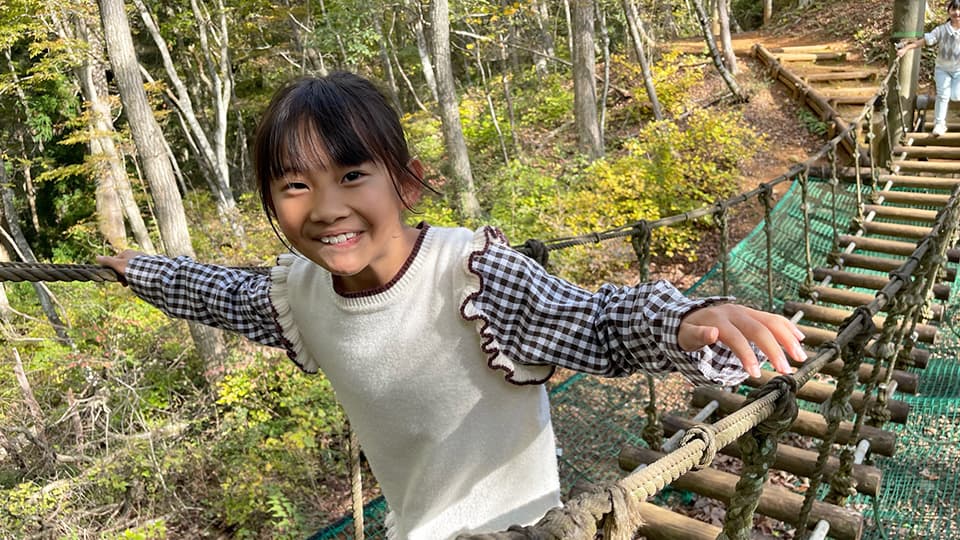 アスレチックで遊ぶ女の子
