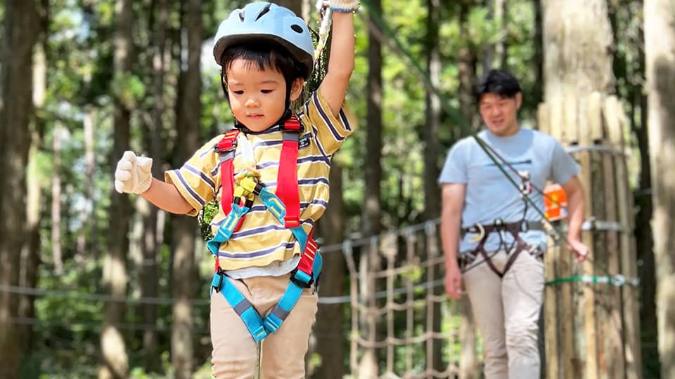 フォレストアドベンチャーで遊ぶ男の子 