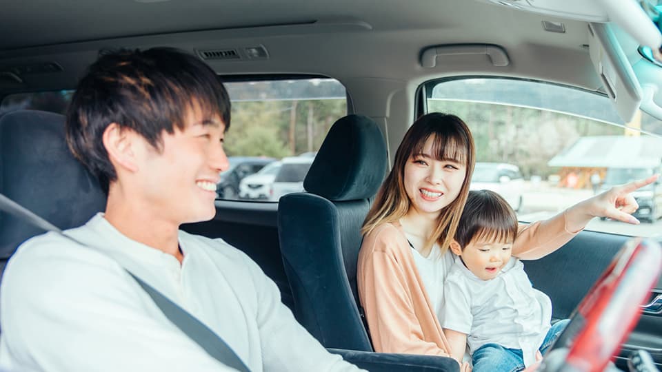 ドライブ中の家族