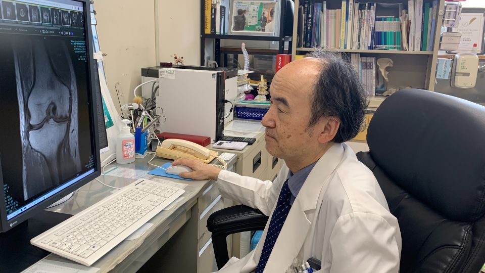 治療の流れを説明する様子