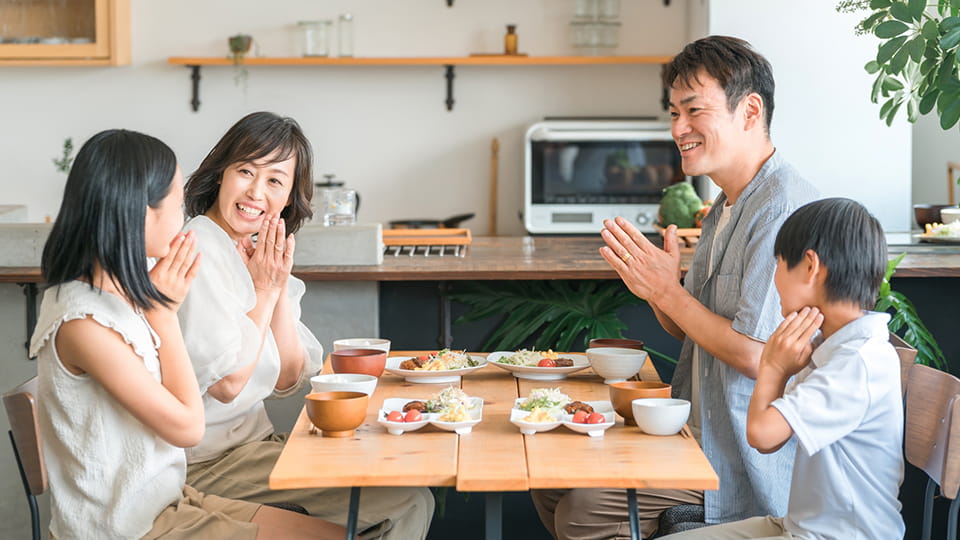 朝食を食べる家族