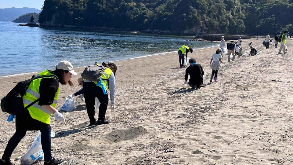 海岸でごみ拾い