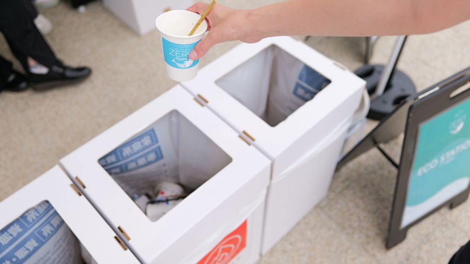 ごみを分別して捨てる