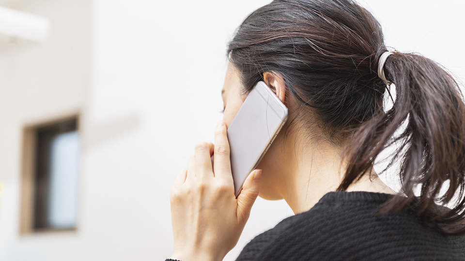 スマホで電話をかける女性