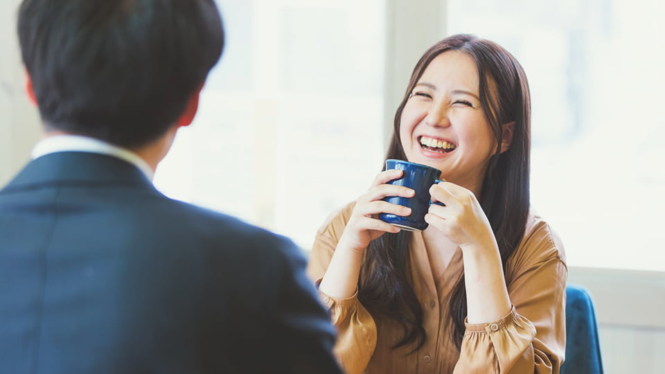 食事を楽しむ男女