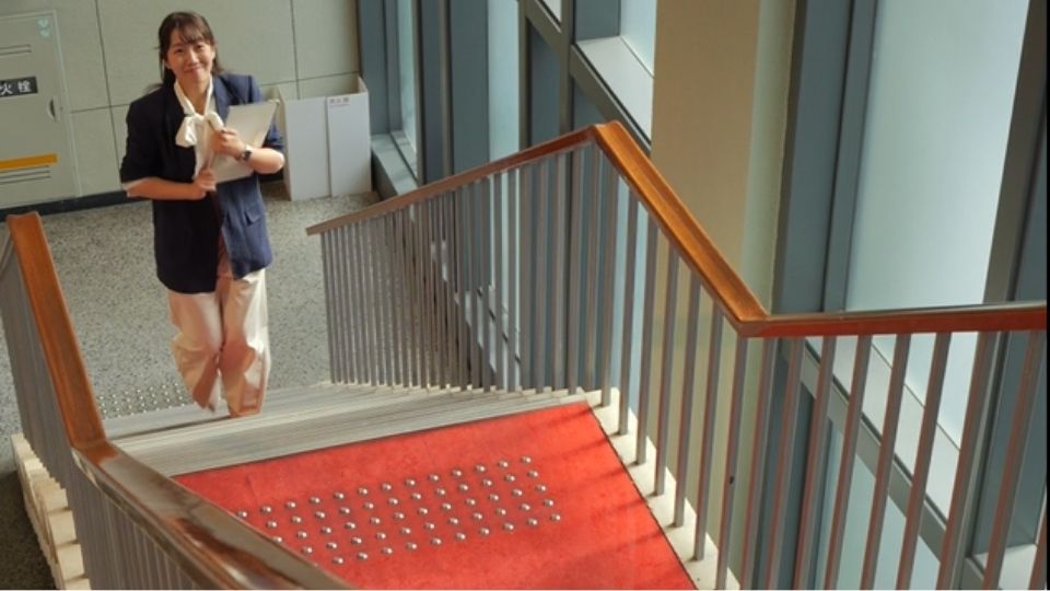 階段を登る女性