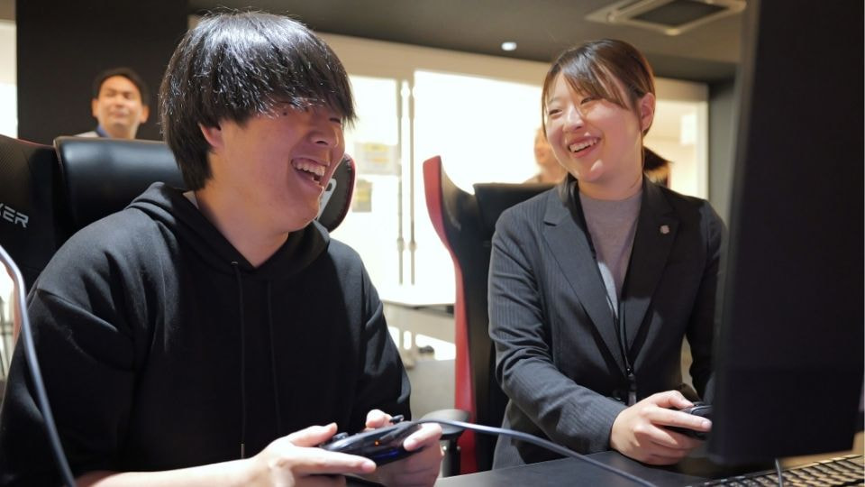 企業の採用担当と学生が話す様子