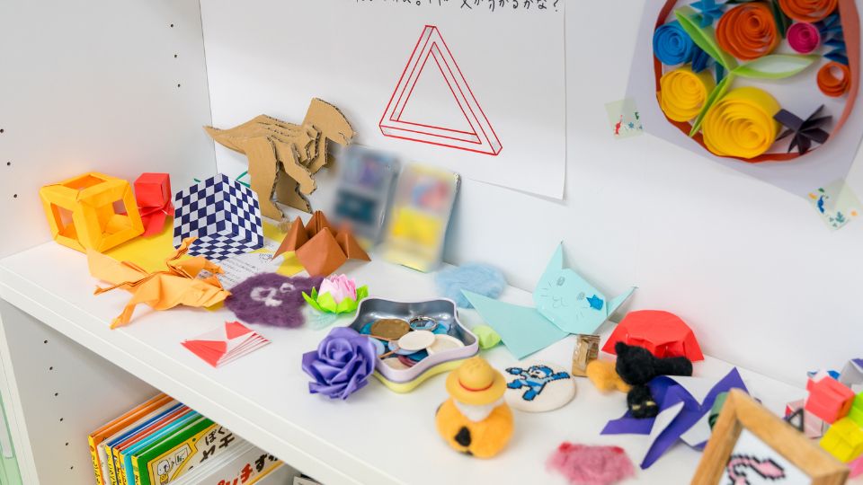 棚におもちゃや折り紙が飾ってある様子