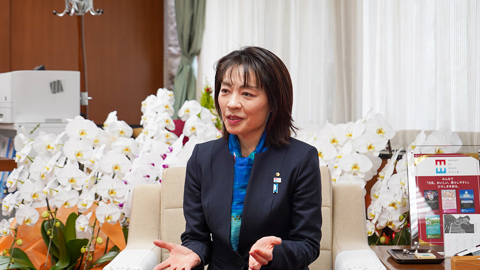 手振りを交えて話す横田知事