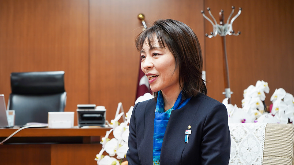 明るい表情の横田知事