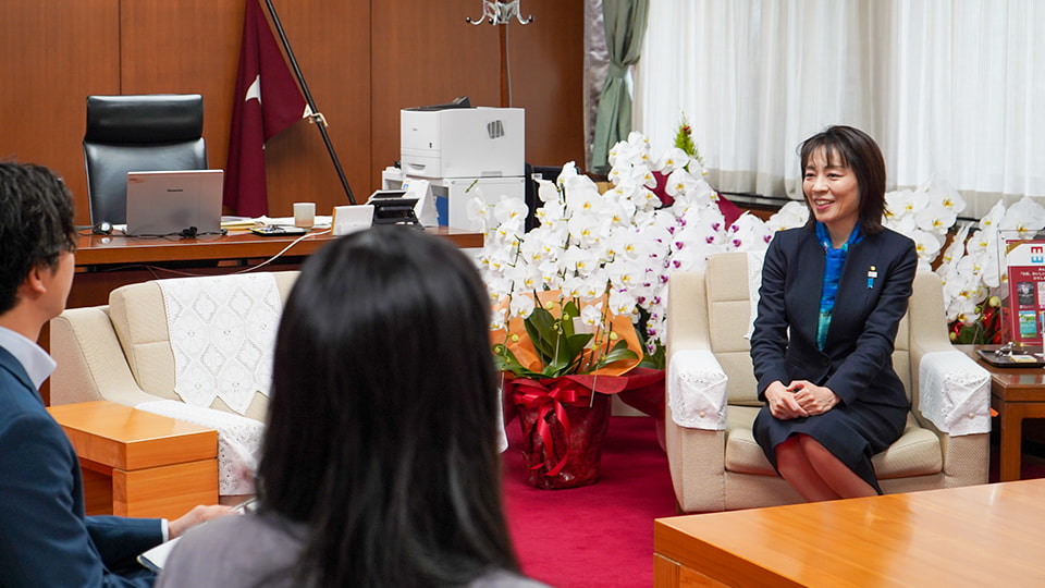 若手職員と話す横田知事