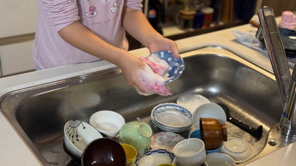 皿洗いをする子供