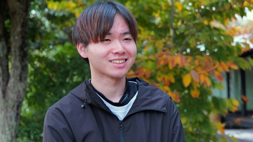 インタビューに答える赤瀬さん