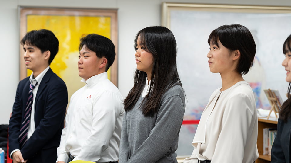 学生が並んで発表する様子