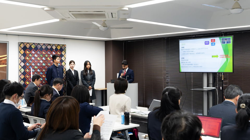 スライドを使用して発表する様子