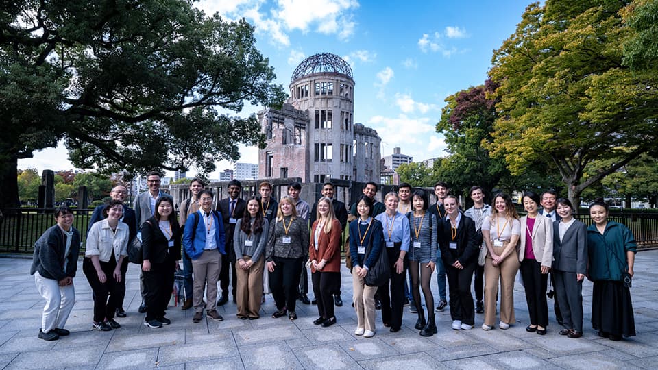 原爆ドーム前での集合写真