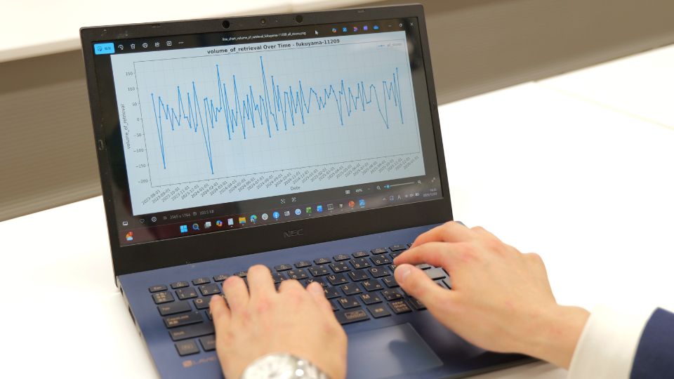 パソコンでデータを見る様子
