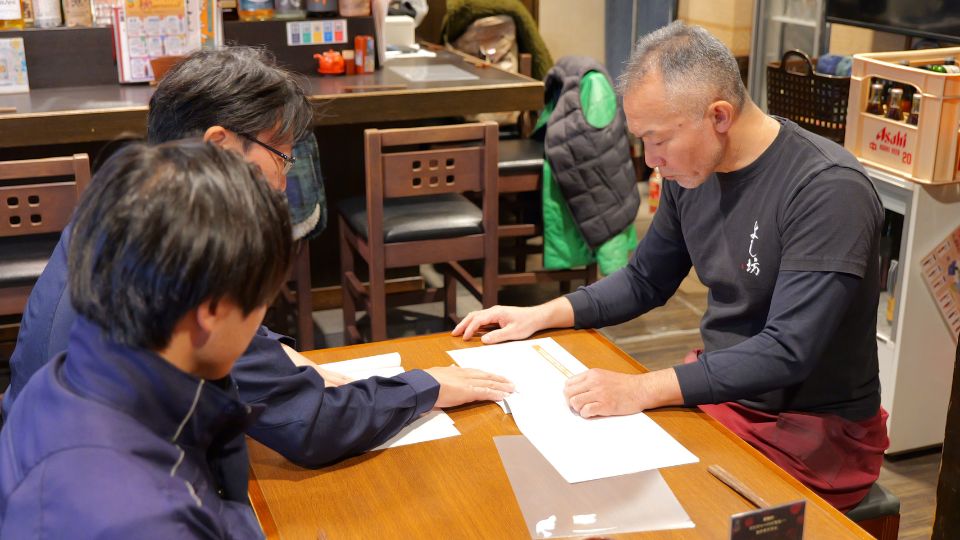 飲食店の方に話を伺う様子