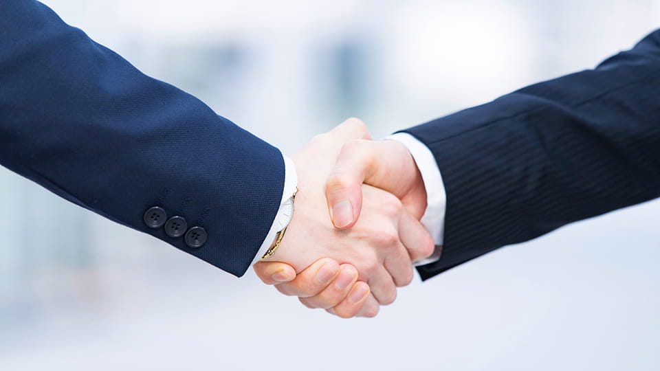 ビジネスマンが握手する様子