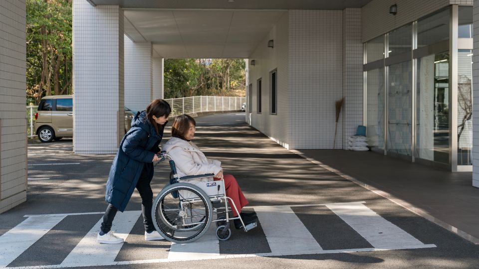 車いすを押す人