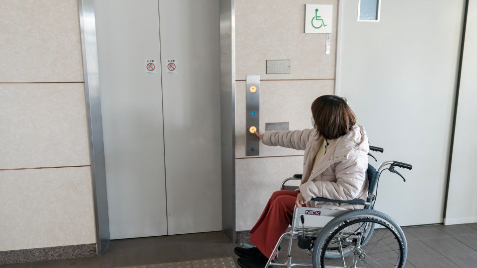 車いすで移動する人