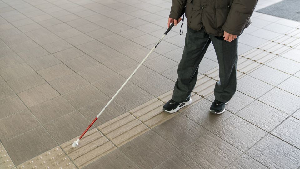 白杖を持って歩く人