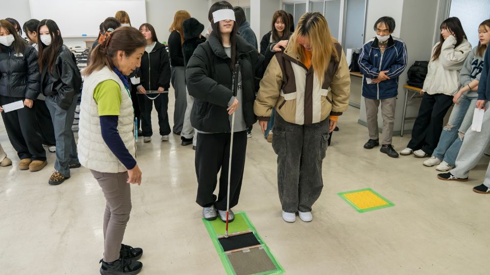 視覚障害の状態を体験する人