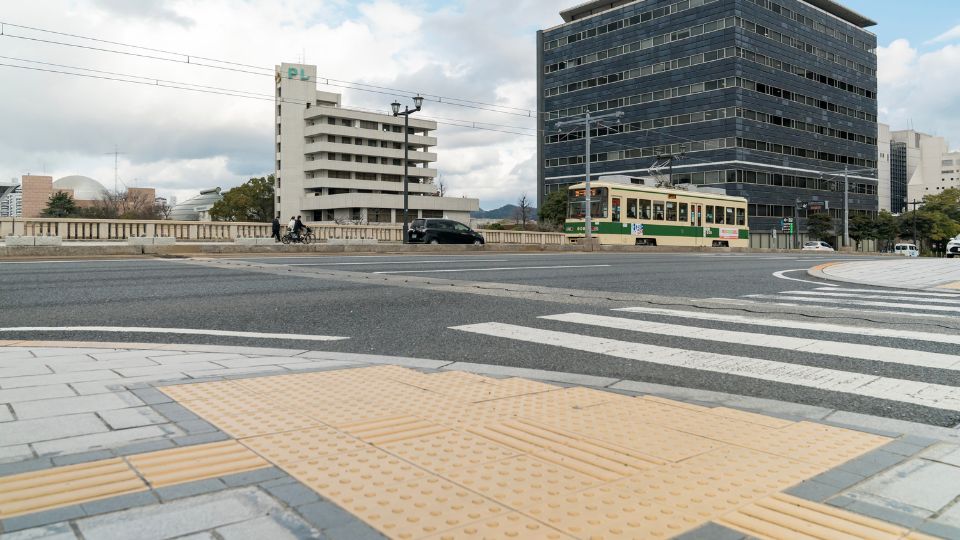 広島市街の風景と点字ブロック
