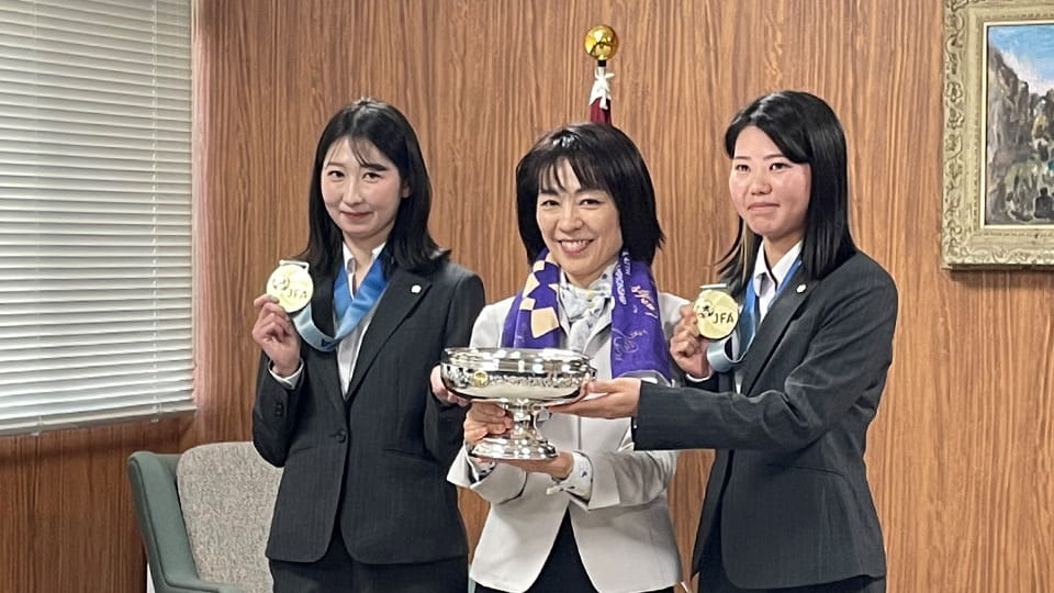 横田知事とメダルを持つ選手