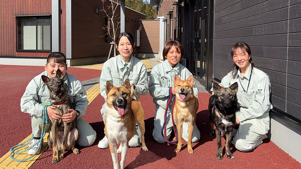 スタッフと犬の集合写真