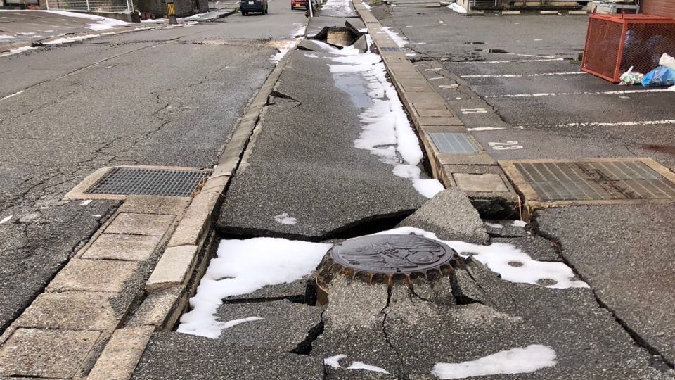 亀裂や隆起が発生した道路