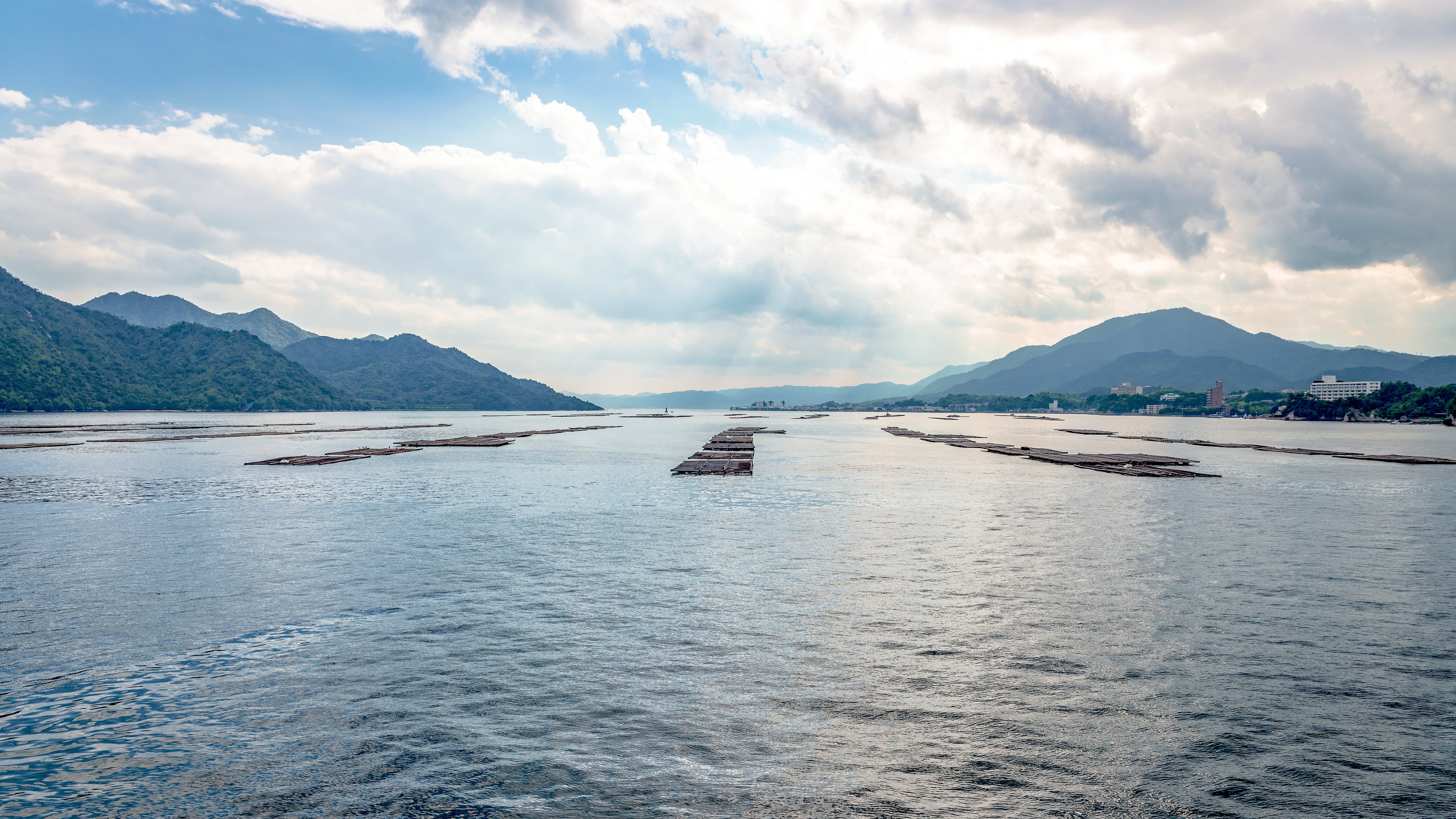 牡蠣いかだがある瀬戸内の海
